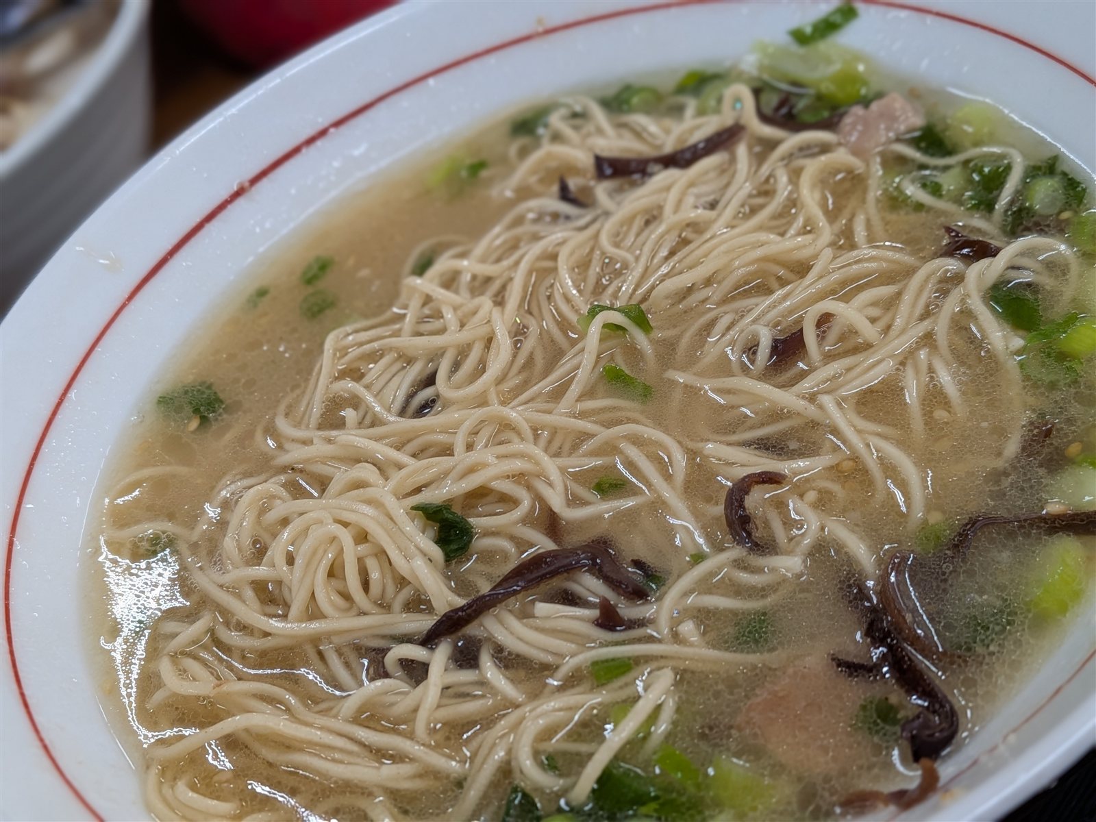 食べる前の鬼ラーメンの細い麺