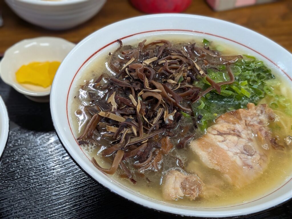名護のラーメン鬼蔵の鬼ラーメン。チャーシュー、きくらげ、ねぎがのった一杯